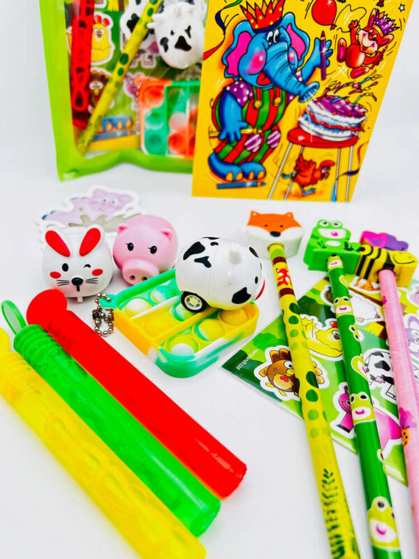 Farm Animals Pre Filled Party Packs contain high quality items, children will discover bubbles, fidget keyring, pull back animal toys and much more, contents may vary slightly.