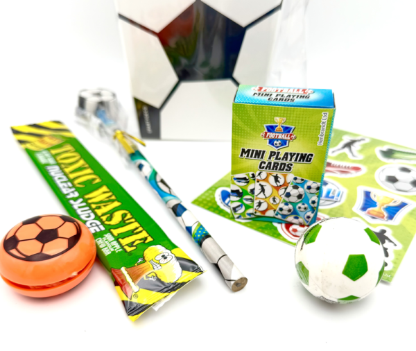 Football Pre Filled Party Treat Box contain high quality items, bubbles, stickers, keyring, bouncy balls, activity books and much more, contents may vary slightly.