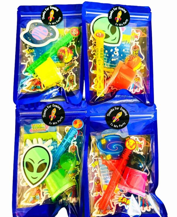 Space Pre Filled Party Pack contains high-quality items, including slime, bubbles, sticker sheet and much more, contents may vary slightly.