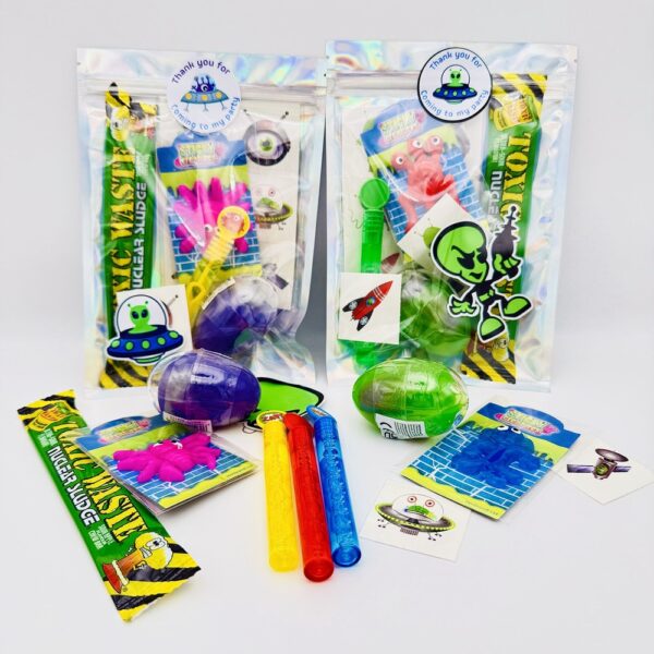 Inside, Alien Pre Filled Party Pack you will discover a treasure trove of exciting goodies. from alien slime, slime, tattoos, bubbles and much more. You also have a choice at the checkout for boys or Girls .