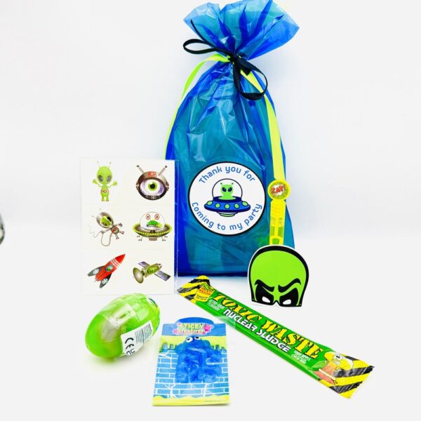 Inside, Alien Pre Filled Party bag you will discover a treasure trove of exciting goodies. from alien slime, slime, tattoos, bubbles and much more. You also have a choice at the checkout for boys or Girls .