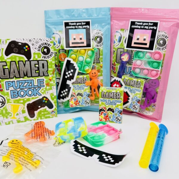 Inside, Gamer Arcade Pre Filled Party Pack you will discover a treasure trove of exciting gaming goodies. From mini gamer playing cards, frisbee game to fidget spinner toys.