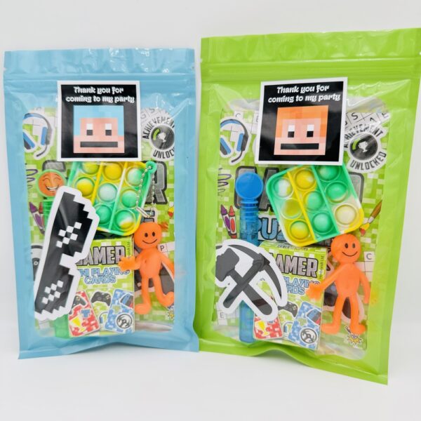 Inside, Gamer Arcade Pre Filled Party Pack you will discover a treasure trove of exciting gaming goodies. From mini gamer playing cards, frisbee game to fidget spinner toys.